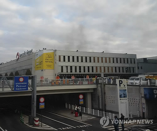 연기 피어오르는 브뤼셀공항