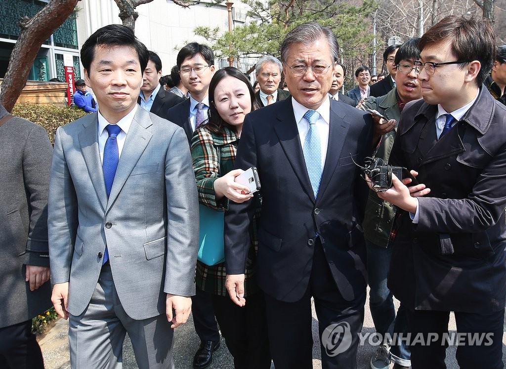 차량으로 이동하는 문재인