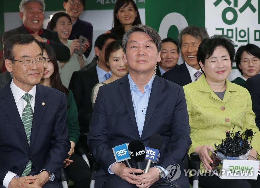 <선택 4.13> 묘한 미소 짓는 안철수 대표