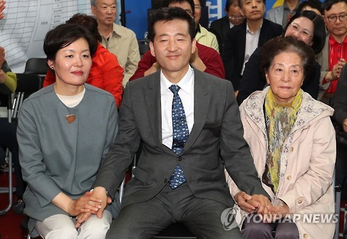 <선택 4.13> 가족의 손을 꼭 잡은 최명길