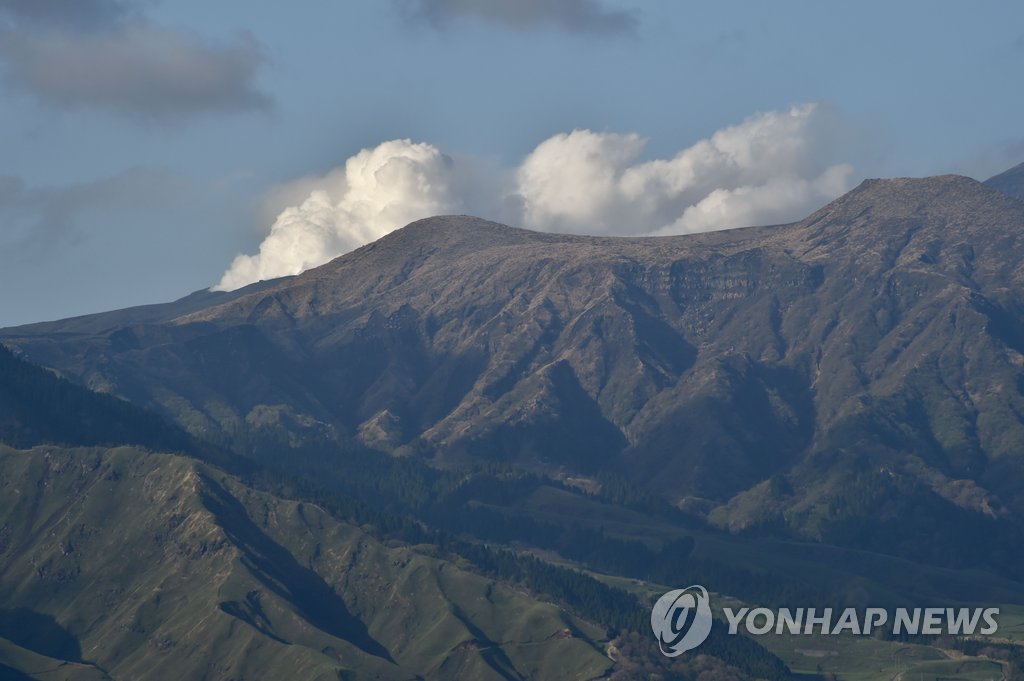 강진 옆으로 '활화산'이…