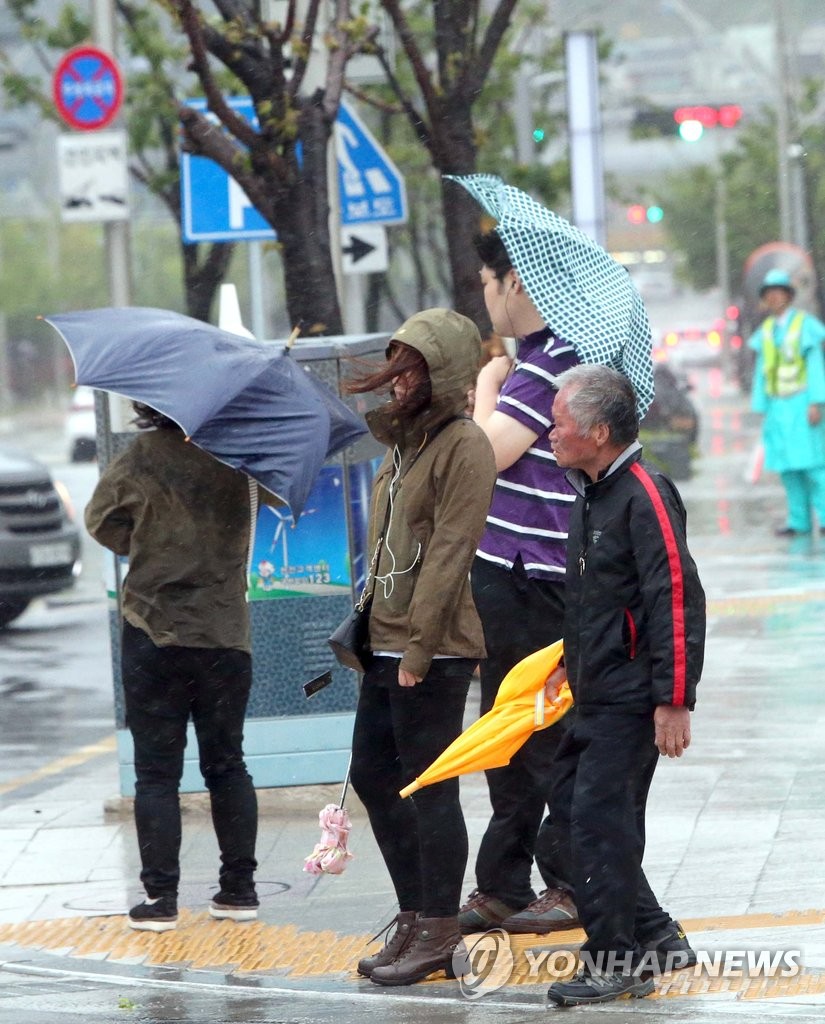 요란한 비바람 '우산 포기'
