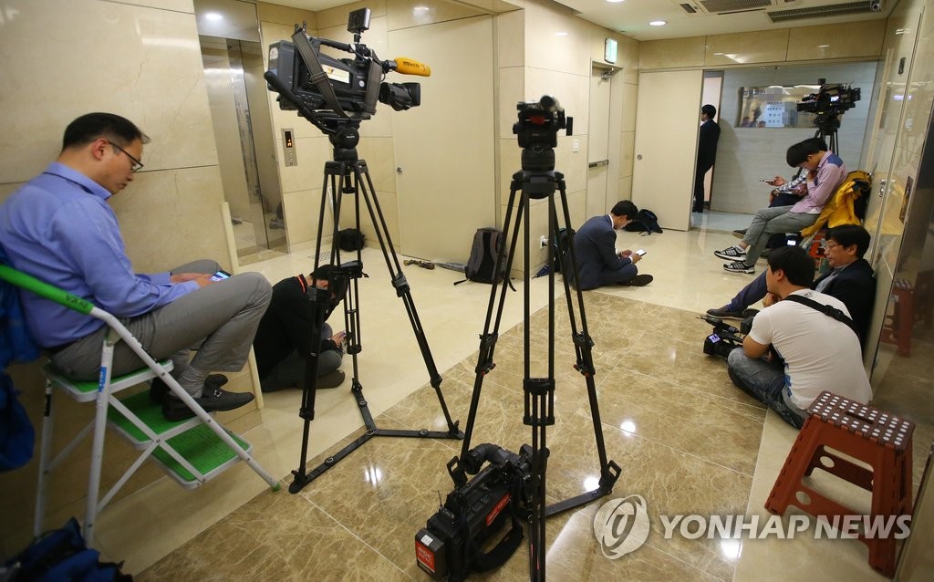 H변호사 사무실 앞 대기중인 취재진