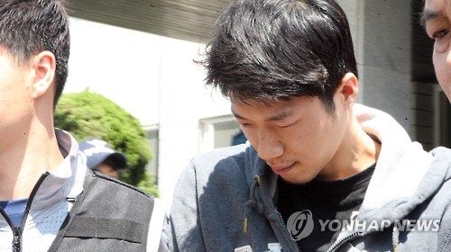 호송차량 탑승하는 조성호