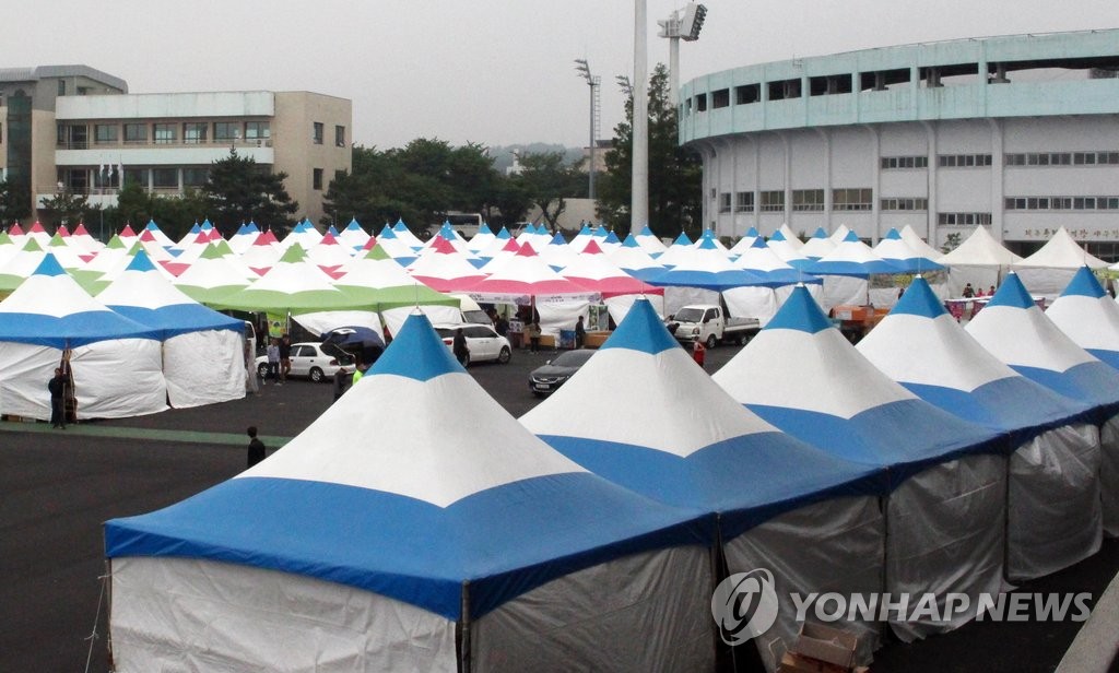 13일 제주종합경기장 주변에서 막을 여는 'K-POP 콘서트 인 제주' 행사장 주변에 설치된 먹거리 장터 부스.