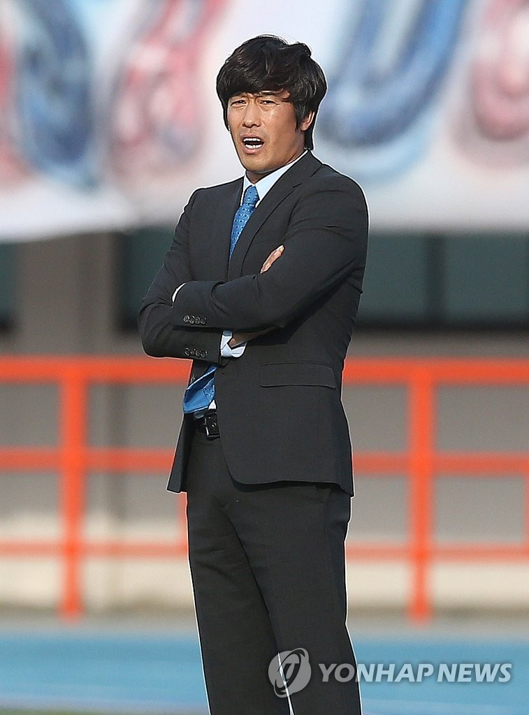 경기 지켜보는 서정원 감독