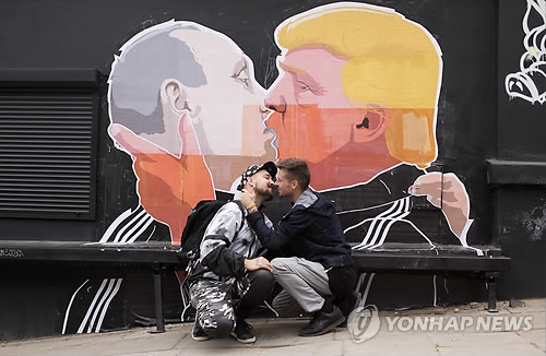 키스하는 트럼프와 푸틴…리투아니아 벽화