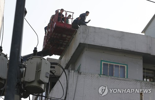 옥바라지 골목 명도 집행위해 진입하는 철거반원