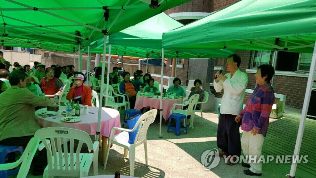 마을잔치 연 한승원 작가