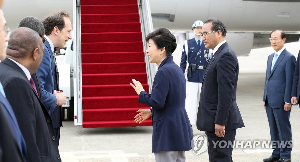 인사하는 박 대통령