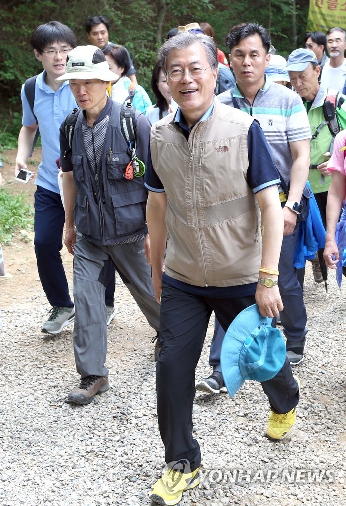 등산복 차림 문재인