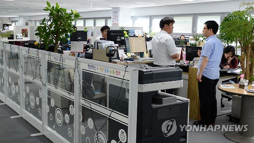 "사무실 칸막이를 없애라"