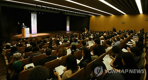 노벨상 작가 르 클레지오, 방한해 특강