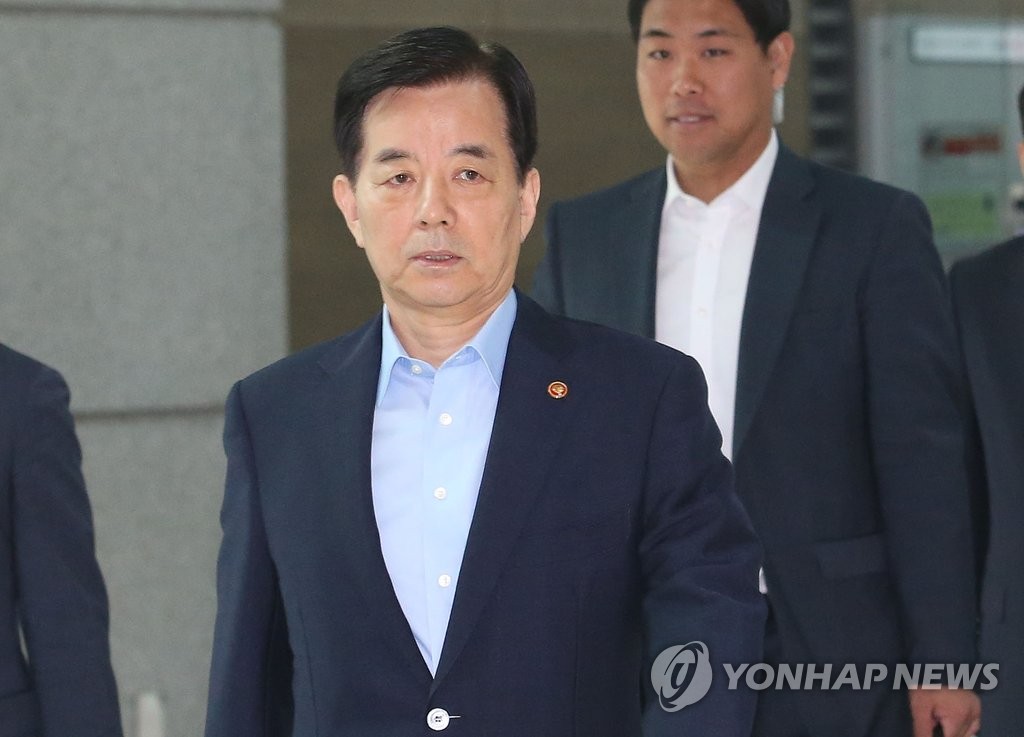 한민구 국방장관이 싱가포르에서 열리는 '2016 아시아안보회의'에 참석하기 위해 3일 오전 인천공항을 통해 출국하고 있다.