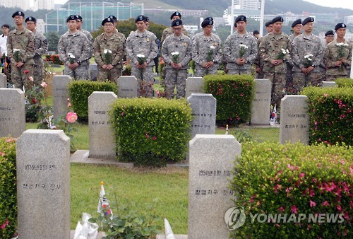 한국전쟁 카투사 전사자 참배하는 후배들