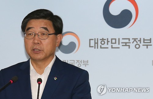 브리핑하는 고용노동부 장관