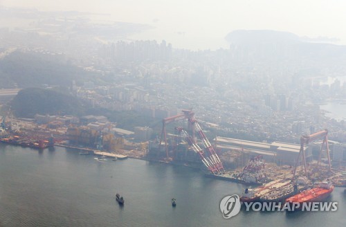 미세먼지 덮친 울산 조선소 전경