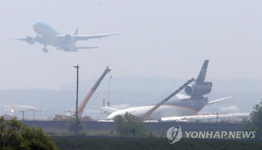 인천공항 사고 화물기 견인 준비 한창