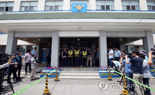 어둠 속에 선 성폭행 피의자들