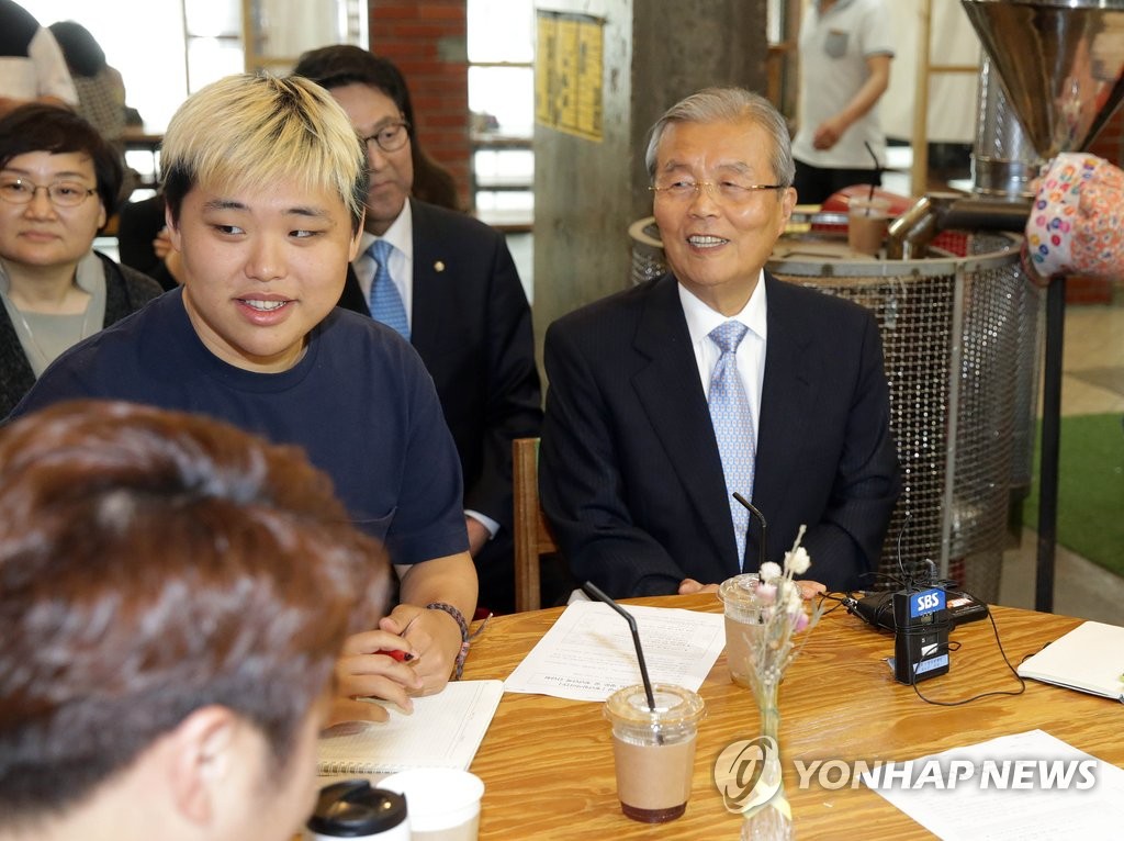 청년허브 방문한 김종인 대표