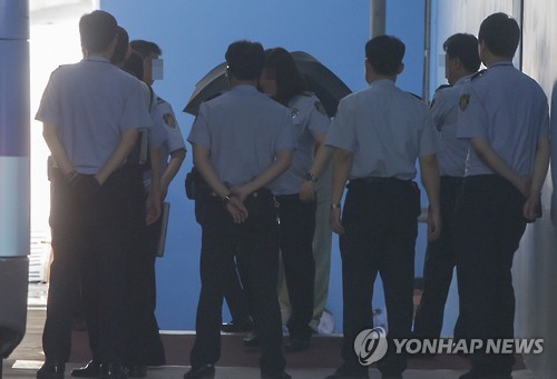 그늘 속 우산에 숨어버린 최유정 변호사