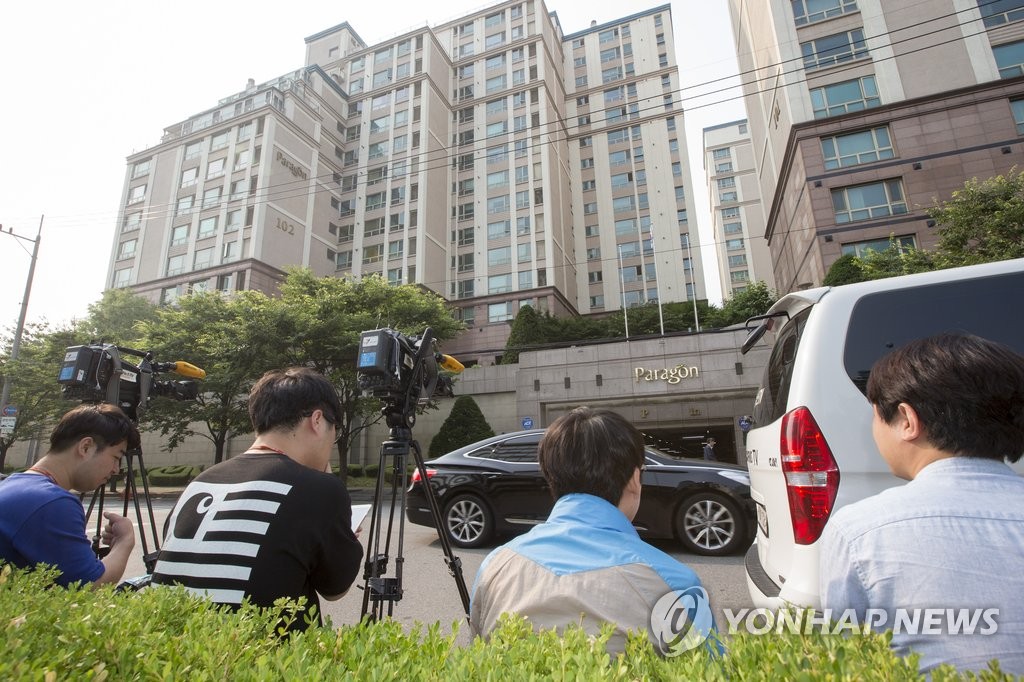 김희옥 위원장 앞 대기중인 취재진