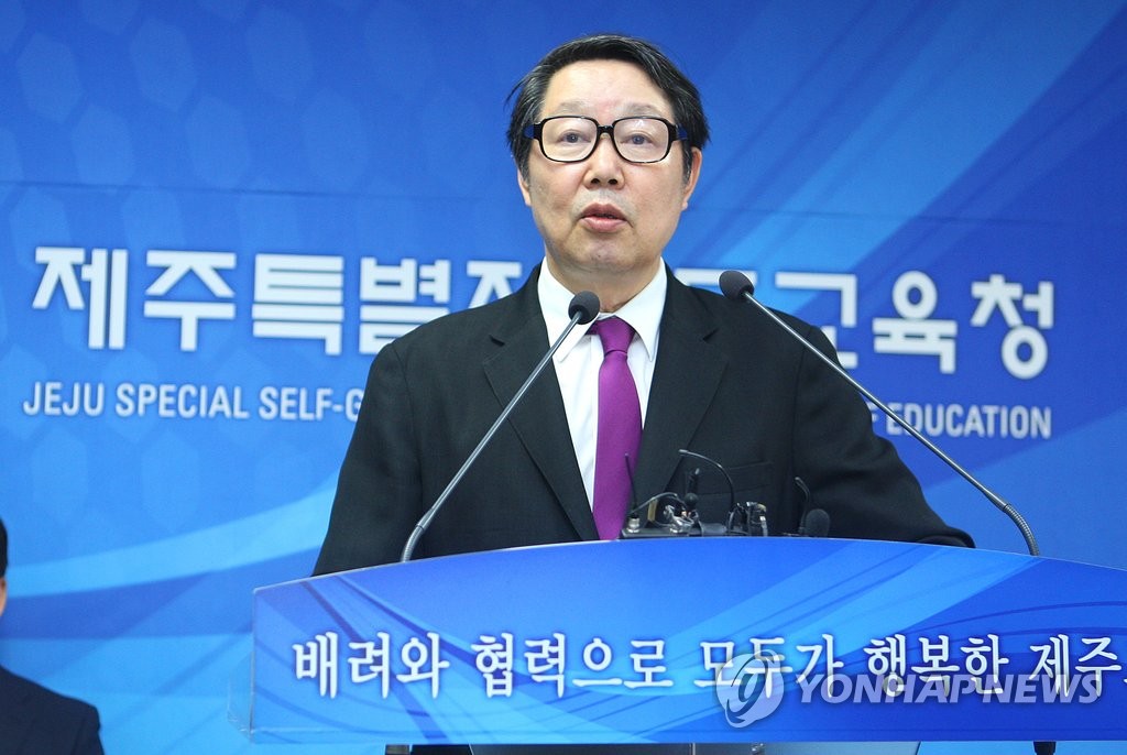 집단설사 증세 브리핑하는 김순관 교육국장