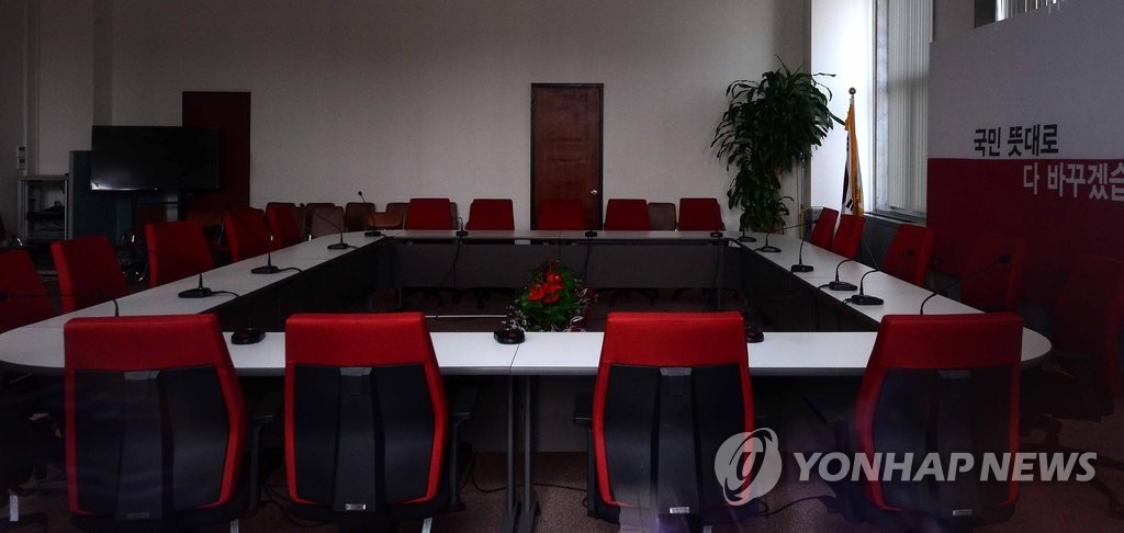 불 꺼진 국회 새누리당 비대위원장실
