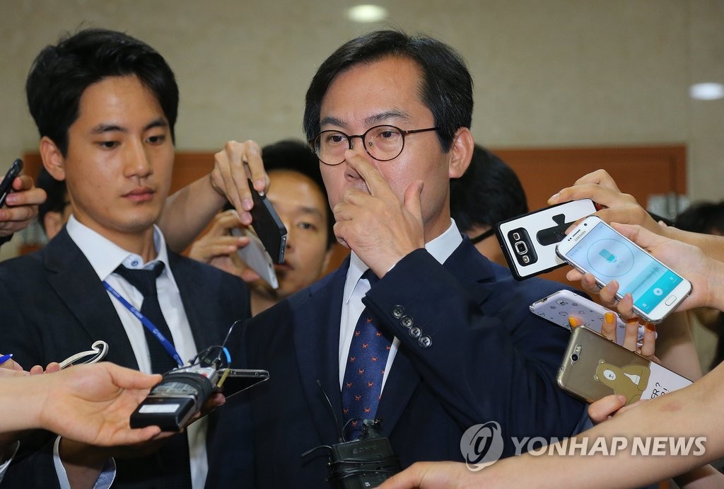 질문에 답하는 김영우