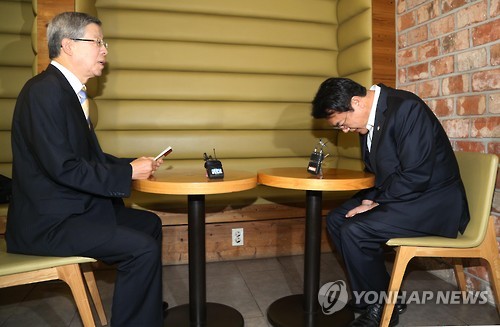 말하는 김희옥, 고개숙인 정진석