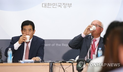 물마시는 장 마리 슈발리에 수석 엔지니어