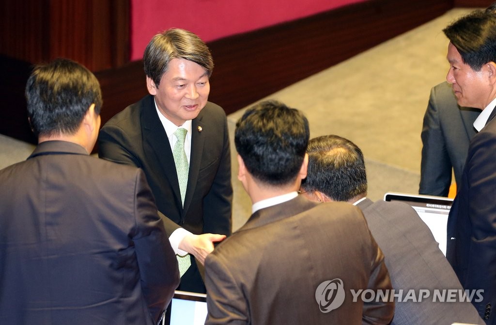의원들 격려 받는 안철수