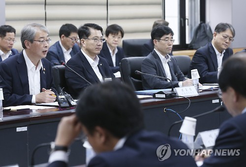 <브렉시트> 심각한 표정의 참석자들