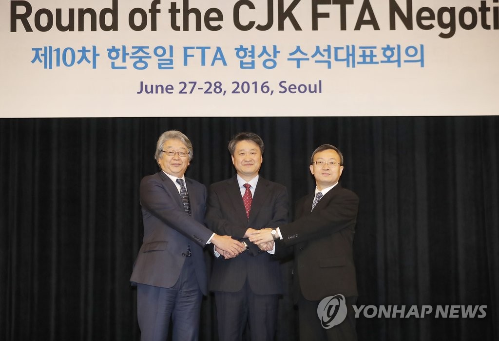 포즈 취하는 한중일 FTA 수석대표