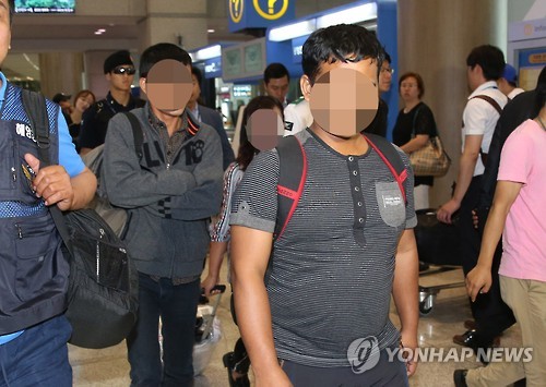참고인 조사위해 입국하는 광현호 외국인 선원들