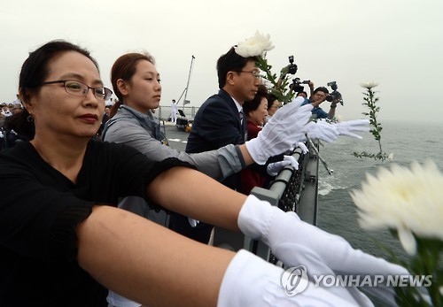 "편히 잠드소서" 대한해협해전 전승 해상헌화