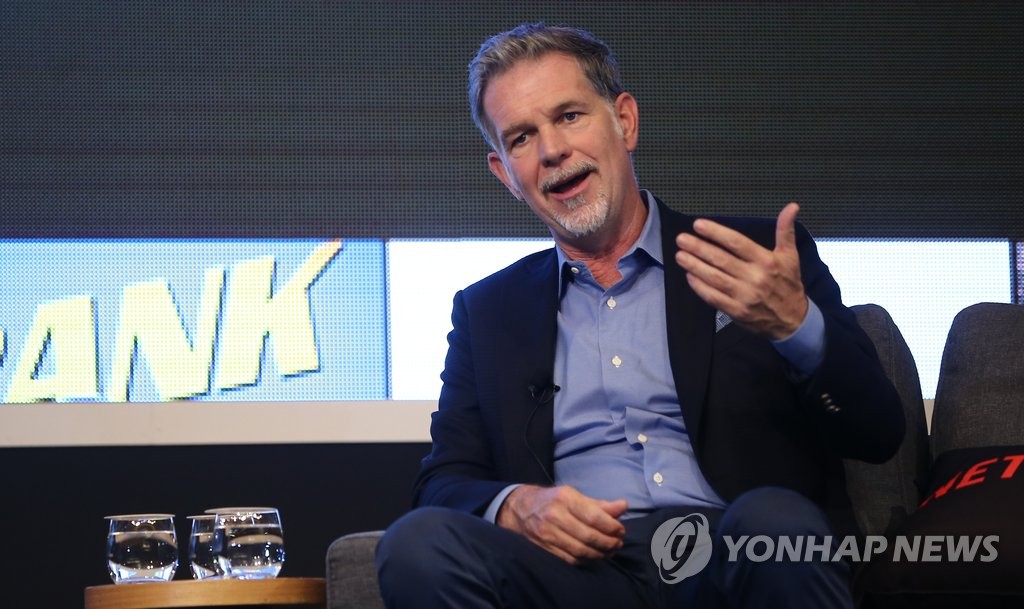 질문에 답하는 리드 헤이스팅스 넷플릭스 CEO