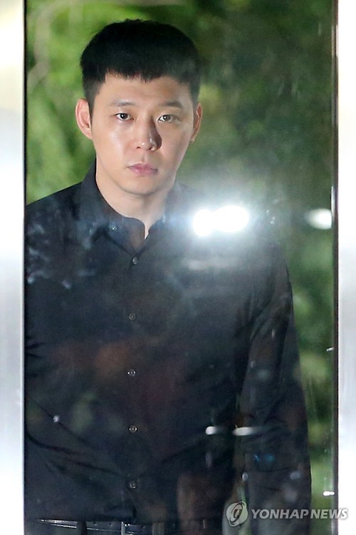 성폭행 혐의로 조사받기 위해 강남경찰서로 들어서는 박유천. 2016.6.30