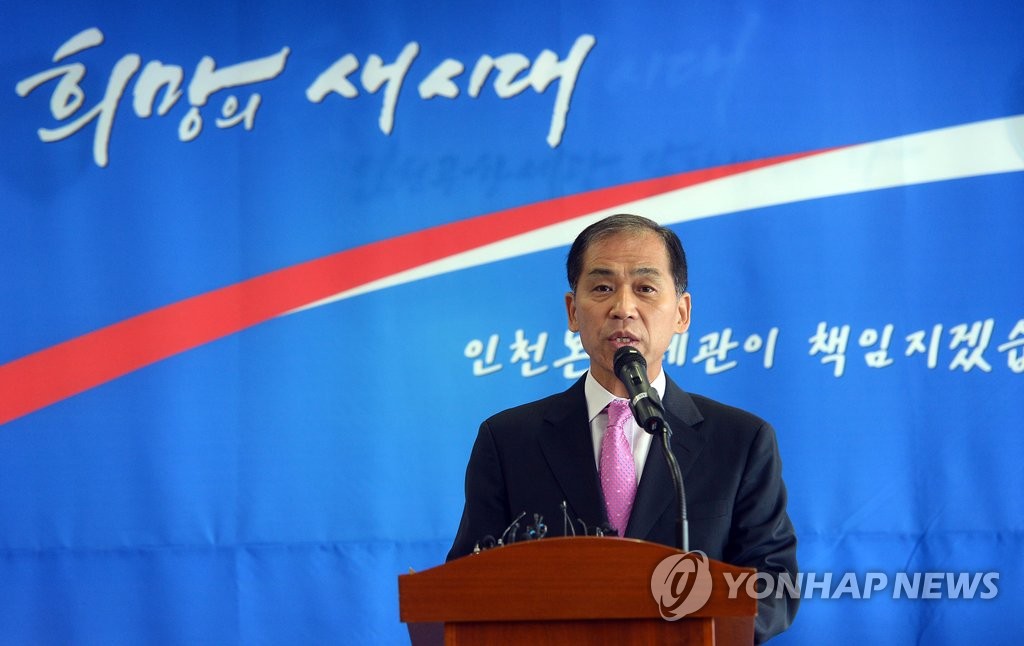 명품 시계 밀수 적발 브리핑하는 김대섭 인천본부세관장