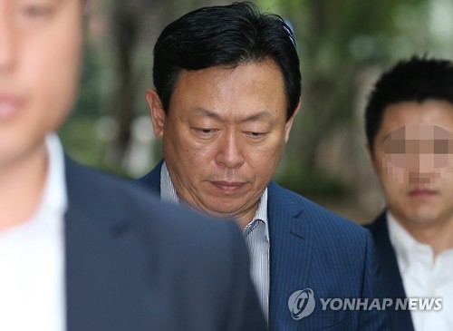 무거운 얼굴로 출근하는 신동빈