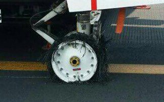 누더기가 된 사고 항공기 타이어