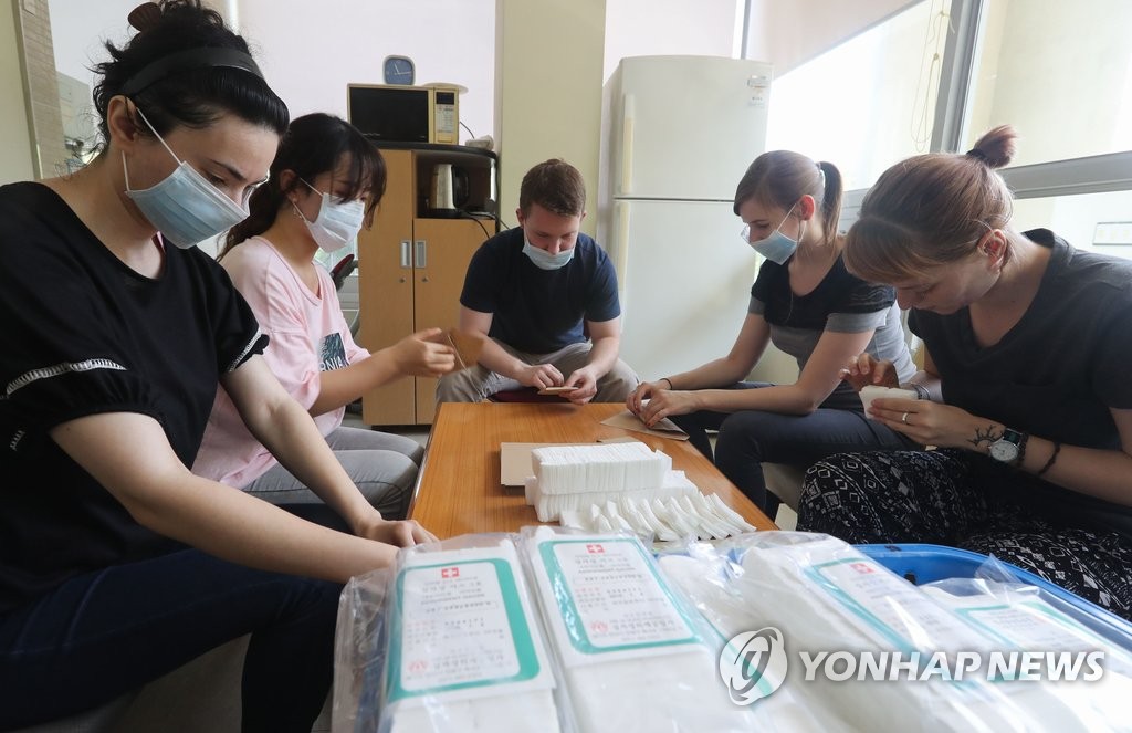 작은 일도 정성껏, 봉사활동하는 외국인 유학생들