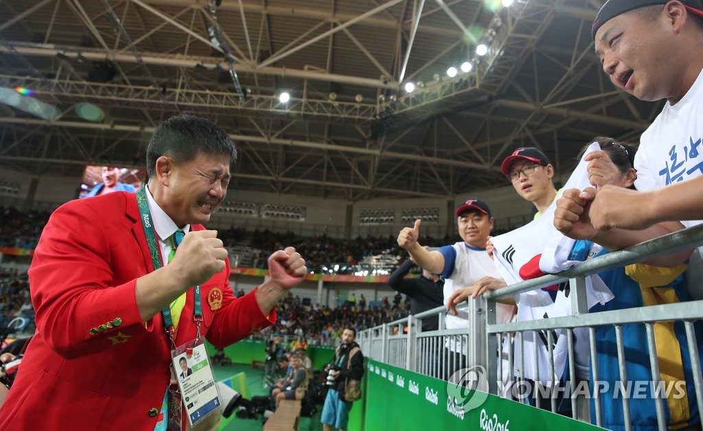 <올림픽> 축하 받는 정훈 감독