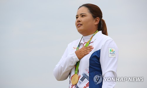 <올림픽> 태극기 바라보는 박인비
