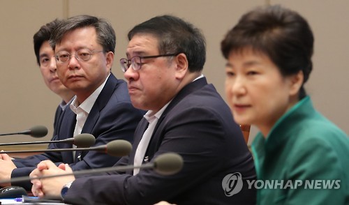 대통령 발언 듣는 우병우 민정수석