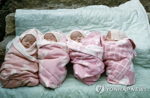 돌계단을 베개 삼은 네 쌍둥이