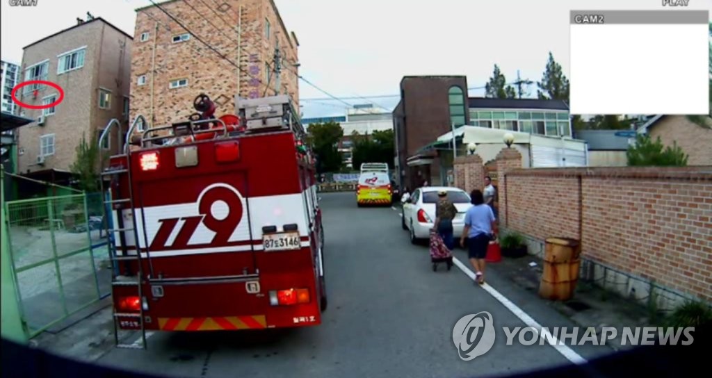 4층 집 난간에 매달려있다가 구조된 7살 어린이