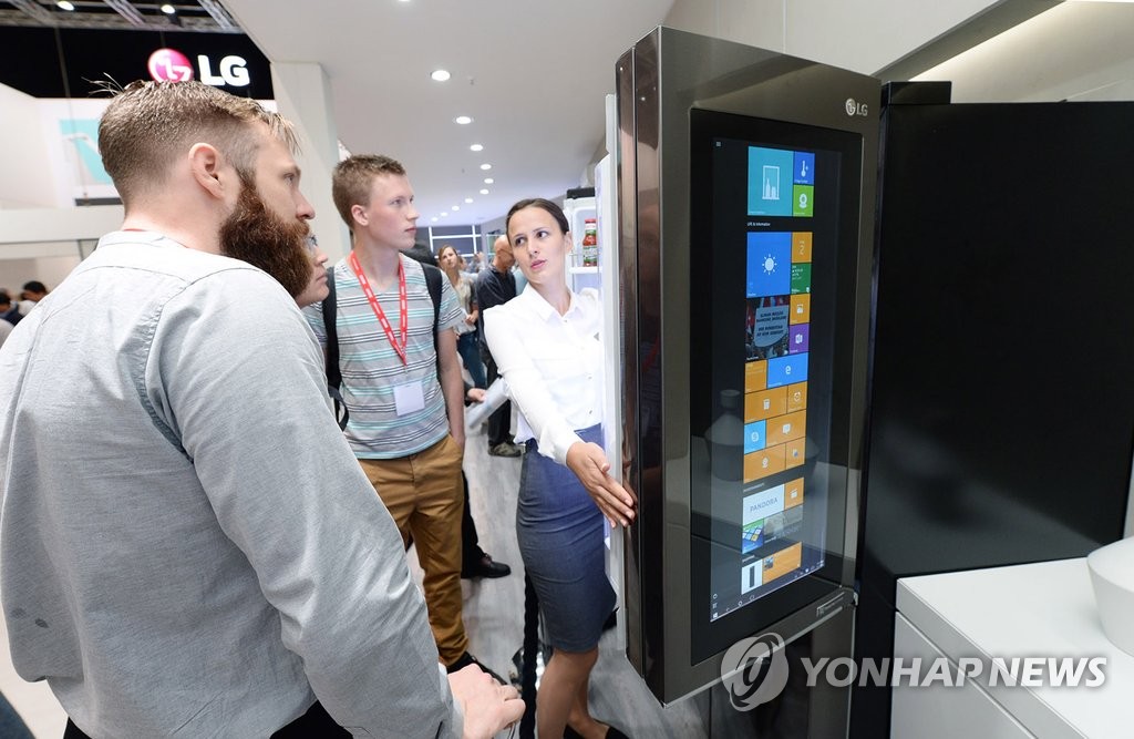 LG 스마트 냉장고 살펴보는 'IFA 2016' 관람객들