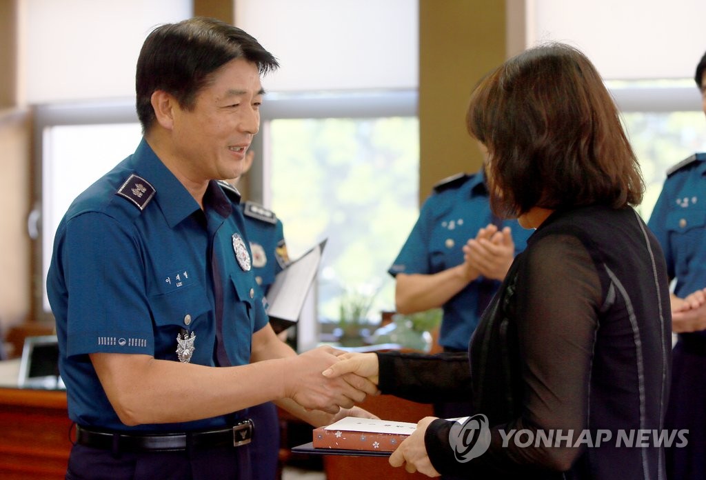 경찰, 성당 살인 중국인 첫 발견 CCTV관제요원에 감사장