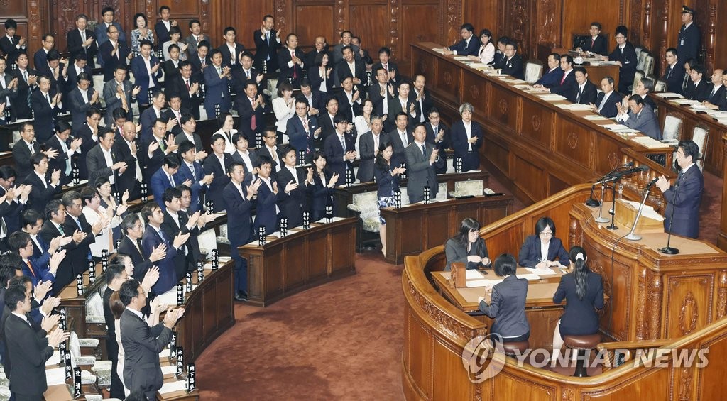 아베 총리 연설 도중 기립 박수치는 의원들